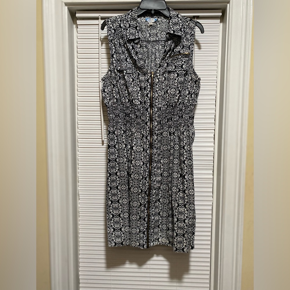 Jubilee black and white summer dress size says 2X. Or 1X. Zip up in front/collar